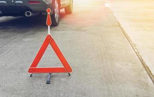 signe de voiture cassée sur une route avec une voiture en panne photo