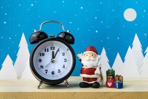 montre et jouets pour enfants pour la décoration de noël. photo