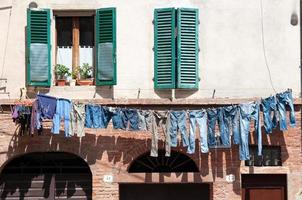 corde à linge devant la maison photo