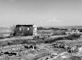 tir en niveaux de gris o d'un vieux village en italie photo