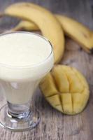 smoothies à la mangue et à la banane avec du yaourt