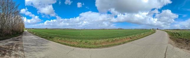 panorama d'un paysage de pays d'europe du nord avec des champs et de l'herbe verte photo