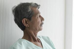 portrait d'un patient âgé allongé sur son lit à l'hôpital, soins de santé et concept médical photo