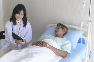un patient masculin senior asiatique consulte et visite un médecin à l'hôpital. photo