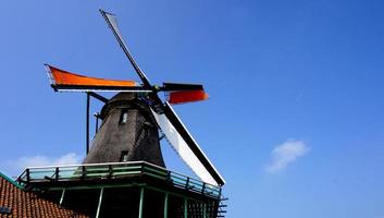 Moulins à vent et fond de ciel bleu en Hollande, Pays-Bas, Europe photo