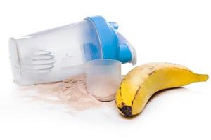 shaker, poudre de protéine et banane photo