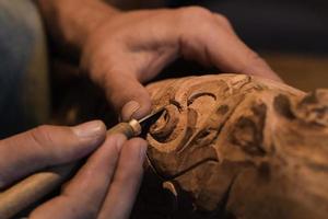 photo en gros plan d'un sculpteur sur bois au travail, artisanat avec du bois