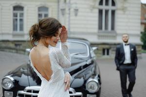 Beau couple rétro contre vintage car photo