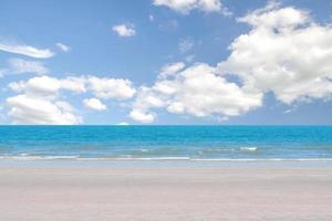 attractions balnéaires populaires dans la province de phuket en thaïlande. des plages qui peuvent être parcourues en toutes saisons. ciel avec nuages et mer bleue. photo