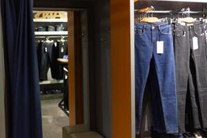 rangée de jeans bleus et noirs pendus dans un magasin. photo