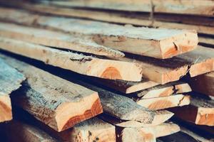 grande pile de planches de bois photo