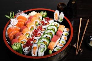rouleau de sushi japonais sur fond noir photo