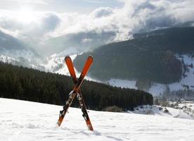paire de skis cross dans la neige, haute montagne