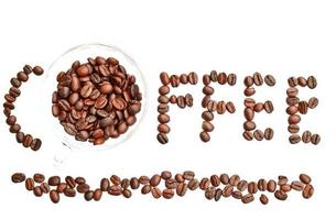 isotation de grains de café sur fond blanc photo