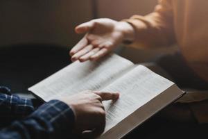 deux amants étudient la bible c'est l'amour de dieu pour les chrétiens. photo