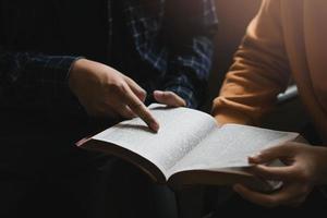 deux amants étudient la bible c'est l'amour de dieu pour les chrétiens. photo