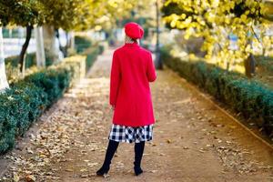 femme élégante méconnaissable dans un parc urbain photo