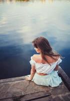 femme relaxante au bord de la rivière photo