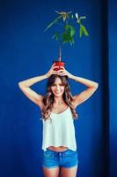 portrait de belle jeune femme avec des plantes photo