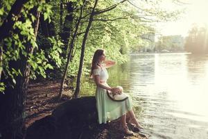 belle fille romantique en robe vintage photo