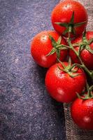 tomates sur pierre noire photo