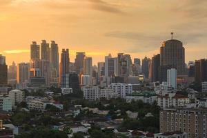 Paysage urbain de Bangkok, quartier des affaires au coucher du soleil, Bangkok, Thaïlande photo