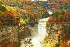scène d'automne de cascades et de gorges photo