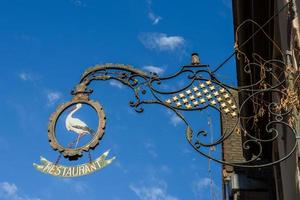 riquewihr, haut-rhin alsace, france, 2015. signe suspendu photo