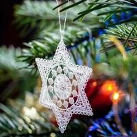 East grinstead, West Sussex, UK, 2016. Lune étoile au crochet sur un arbre de Noël photo