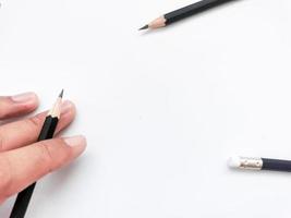 main tenant un crayon noir prêt à écrire quelque chose sur papier photo