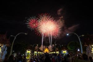 feux d'artifice arc-en-ciel colorés dans les événements du nouvel an 2018 à la flore royale ratchaphruek, chiang mai, thaïlande photo