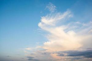 nuages dans le ciel bleu par temps clair photo