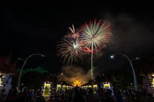 feux d'artifice arc-en-ciel colorés dans les événements du nouvel an 2018 à la flore royale ratchaphruek, chiang mai, thaïlande photo