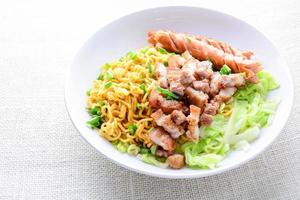 nouilles udon avec porc grillé, saucisse et chou - cuisine japonaise photo