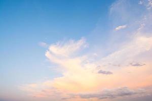 nuages dans le ciel bleu par temps clair photo