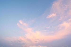 nuages dans le ciel bleu par temps clair photo