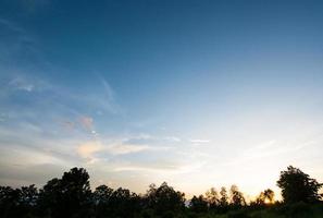 nuages dans le ciel bleu par temps clair photo