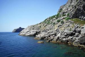 Crimée paysage marin - belle côte, mer fraîche, soleil chaud et rochers photo