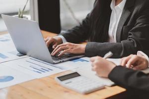 conseiller d'affaires, deux hommes d'affaires qui parlent, planifient, analysent l'investissement et le marketing au bureau. photo