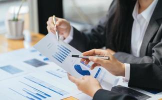 conseiller d'affaires, deux hommes d'affaires qui parlent, planifient, analysent l'investissement et le marketing au bureau. photo