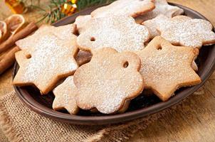 Biscuits de Noël faits maison saupoudrés de sucre en poudre photo