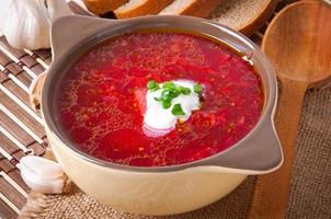 Gros plan national soupe ukrainienne et russe rouge-borsch photo