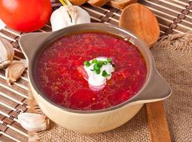 Gros plan national soupe ukrainienne et russe rouge-borsch photo
