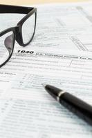formulaire d'impôt avec des lunettes et un stylo