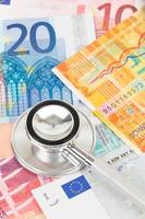 stéthoscope sur le concept de billet de banque en europe bilan de santé financière photo