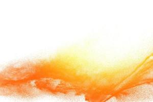 explosion de particules de poussière orange jaune sur fond blanc. éclaboussures de poussière de poudre. photo