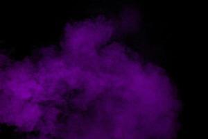 explosion abstraite de poudre violette sur fond noir, mouvement figé d'éclaboussures de poussière violette.