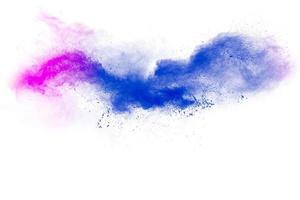 explosion abstraite de poudre rose bleue sur fond blanc. photo