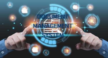 concept de système de gestion de documents d'entreprise, de technologie, d'internet et de réseau. la base de données virtuelle en ligne gère les fichiers. mains homme touchant sur l'icône du document système de gestion des données d'entreprise. photo