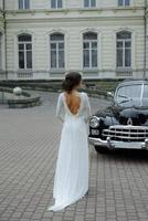 couple de mariés avec voiture de mariage photo